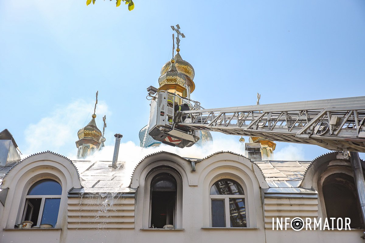 В Днепре на улице Воспоминаний загорелся Свято-Покровский храм. Читайте на  UKR.NET