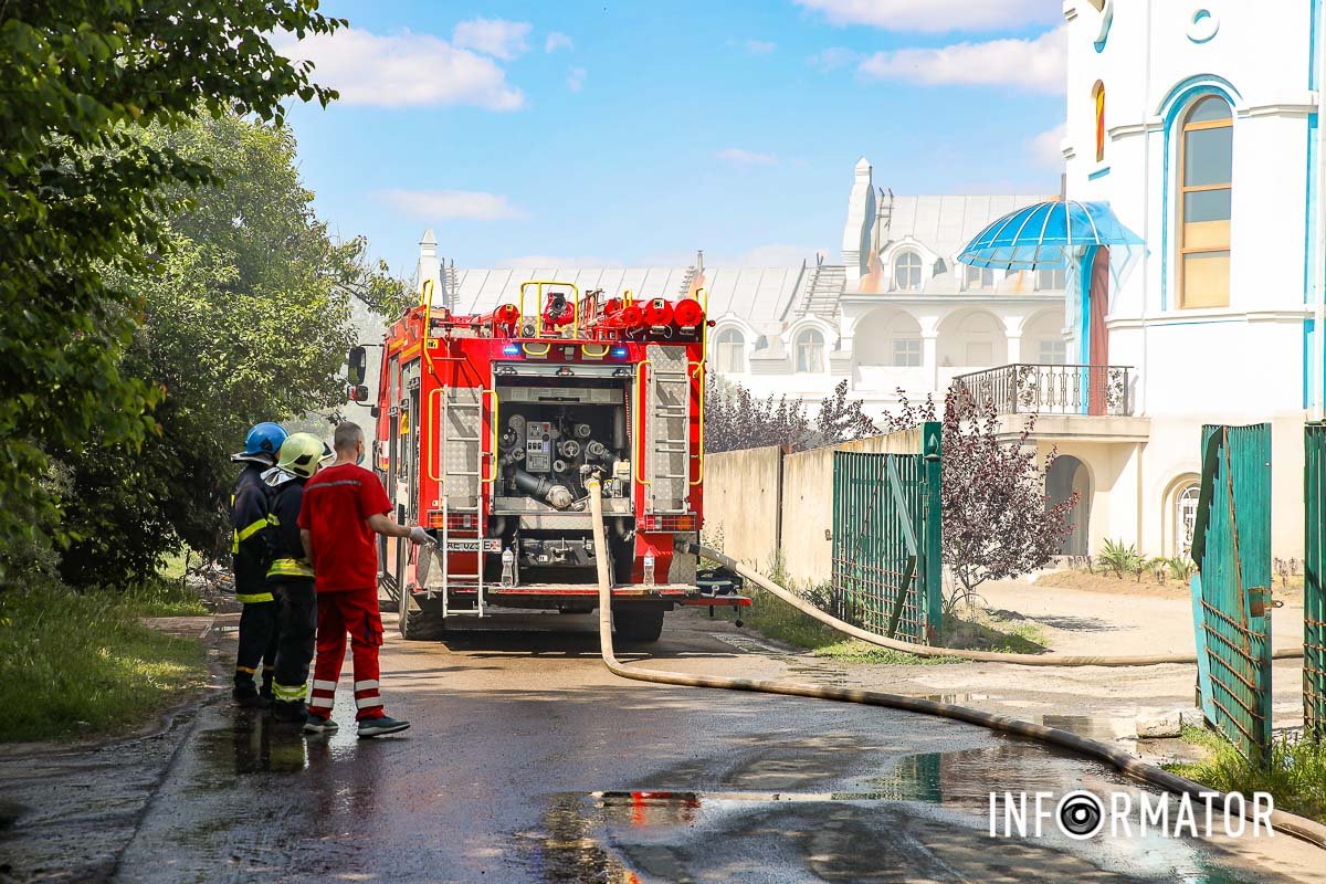 В Днепре на улице Воспоминаний загорелся Свято-Покровский храм. Читайте на  UKR.NET