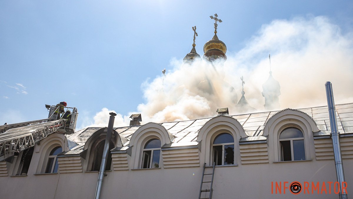 В Днепре на улице Воспоминаний загорелся Свято-Покровский храм
