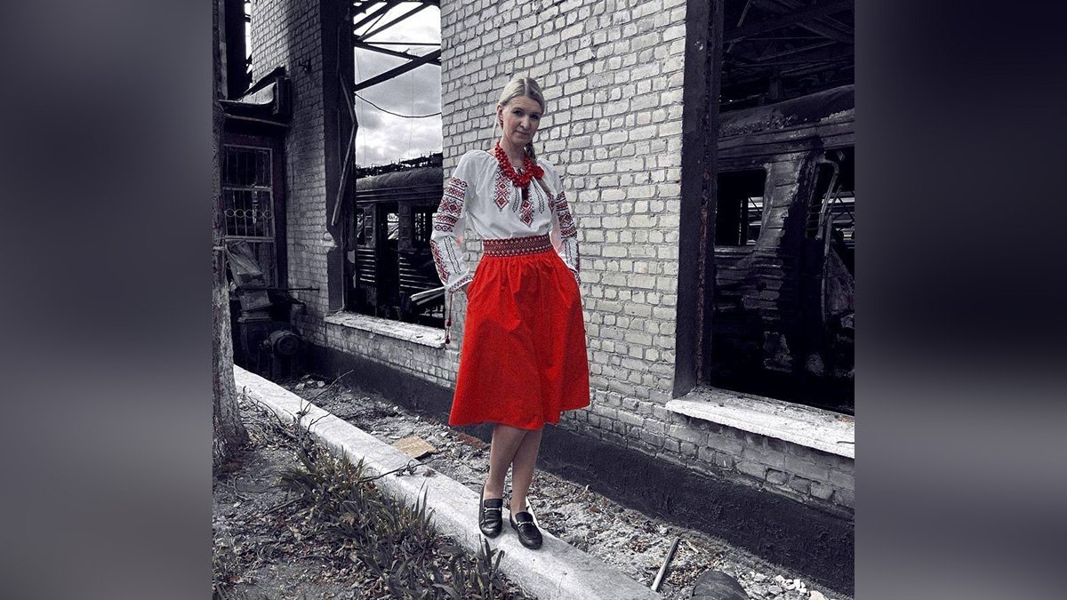 “Український культурний код”: залізничниця сфотографувалася у вишиванці на фоні зруйнованого ракетою депо у Дніпрі
