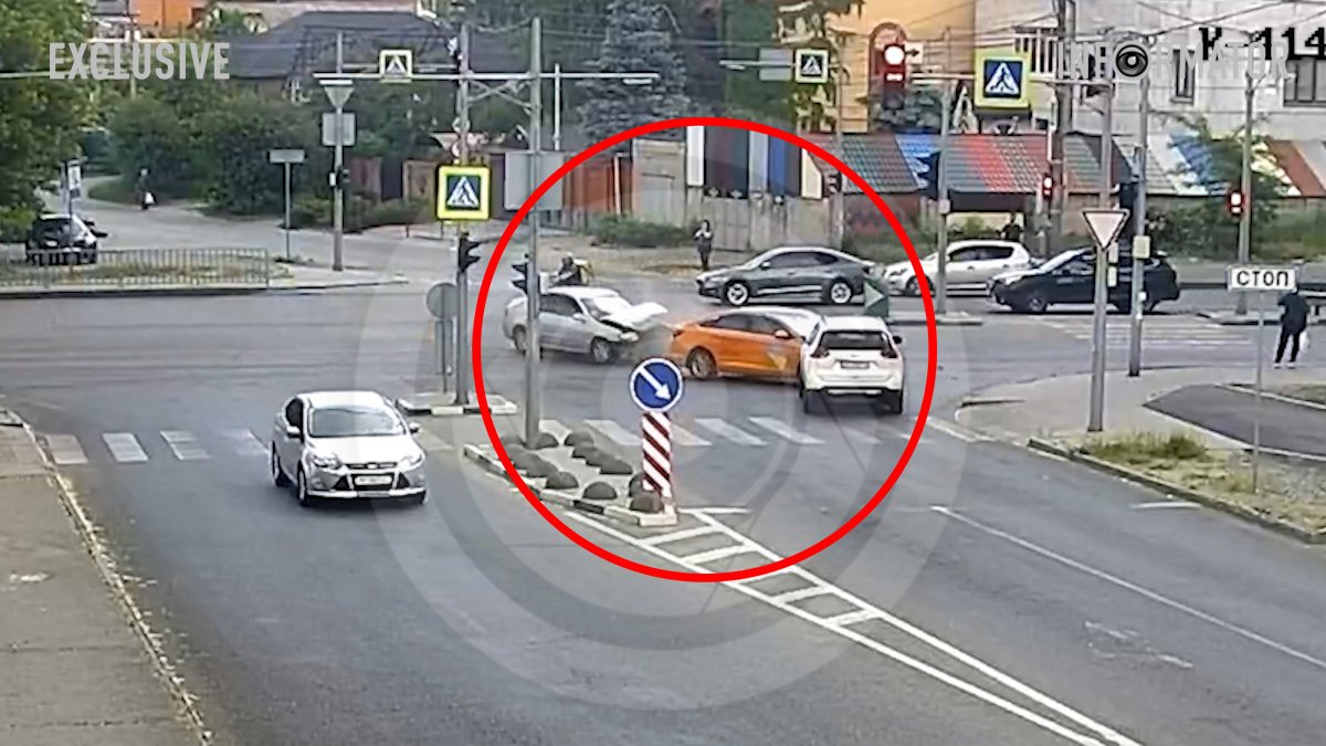 Відео моменту ДТП: у Дніпрі на Запорізькому шосе водій Hyundai служби таксі Uklon поїхав на «червоний» і врізався у Kia та Nissan