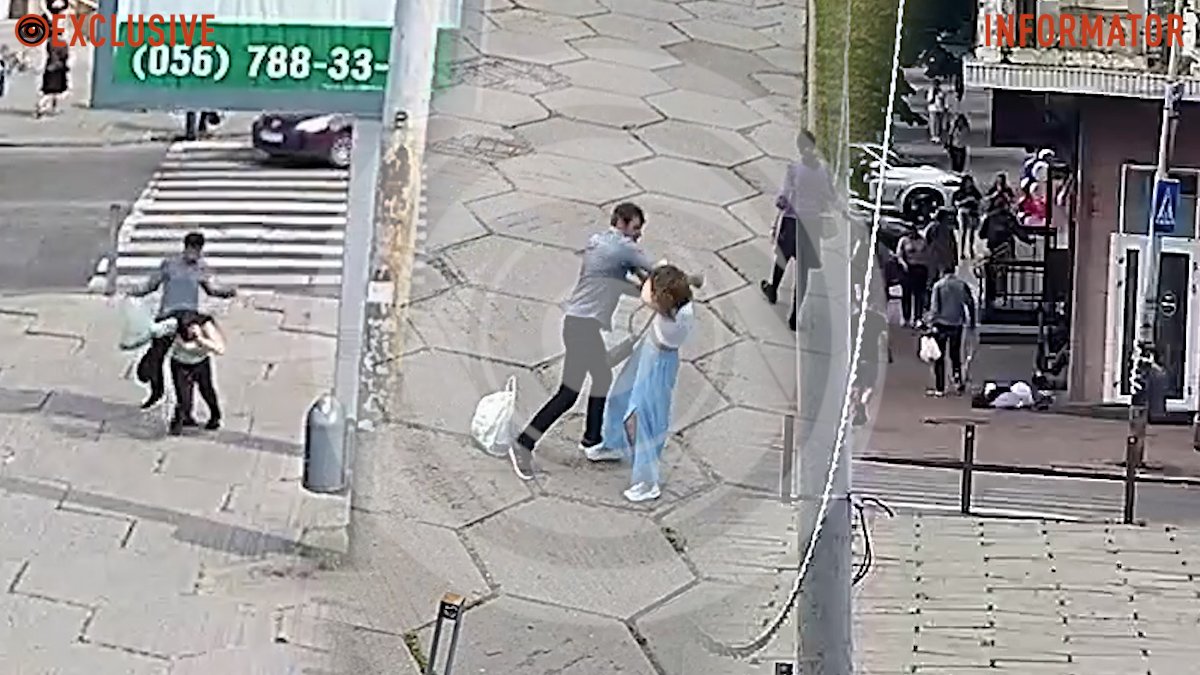 Видео момента: в Днепре на проспекте Яворницкого мужчина нападал на женщин и избивал их, пострадали по меньшей мере трое
