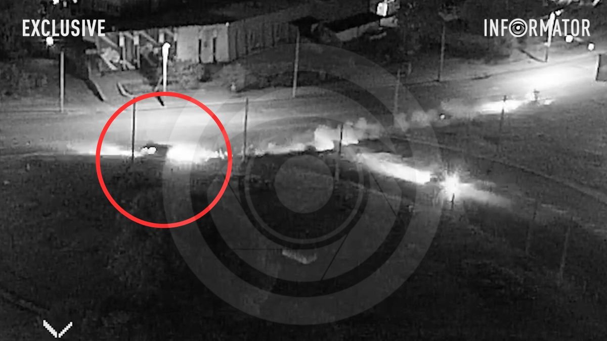 Видео момента ДТП: в Днепре на кольце на Набережной Победы BMW перевернулся несколько раз и снес столб