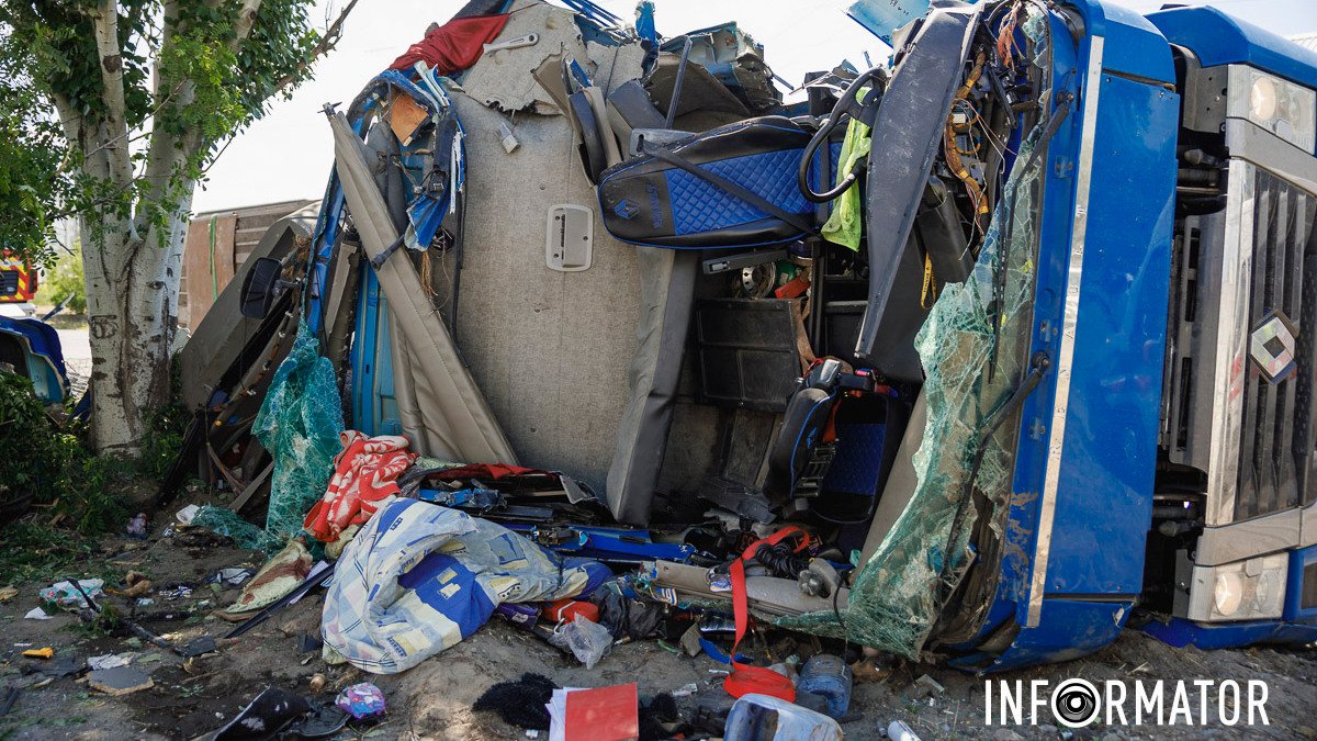 В Днепре на Журналистов перевернулась фура Renault с металлом: машине оторвало крышу, водителя и пассажирку госпитализировали