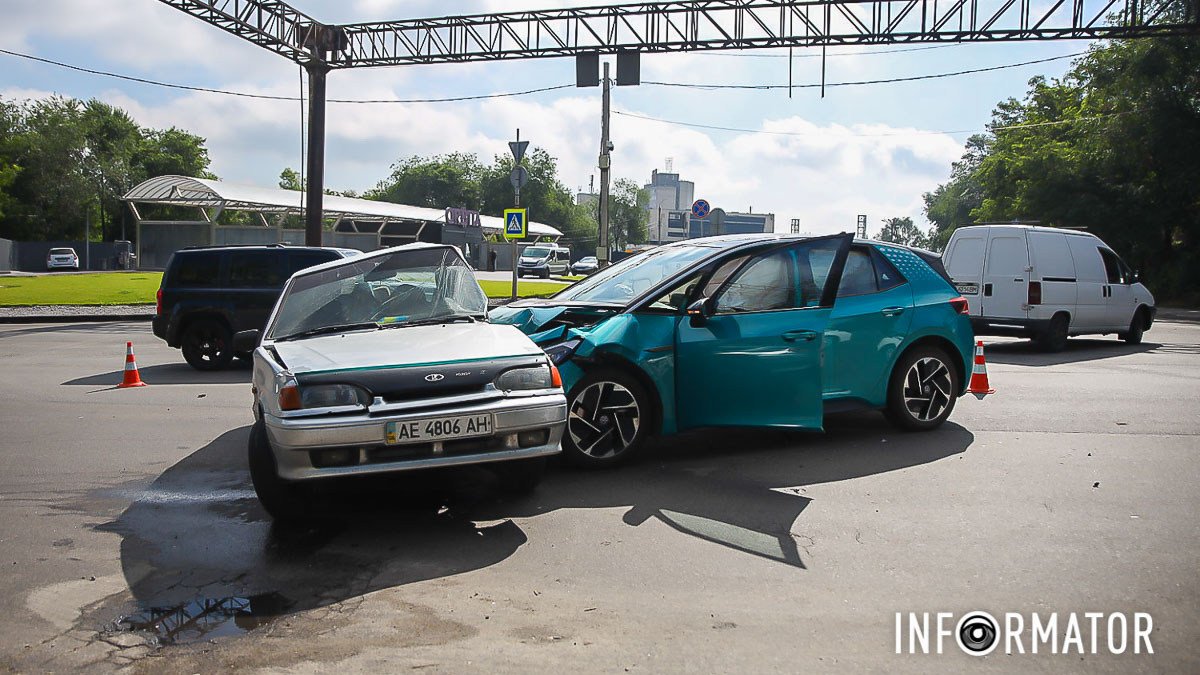 В Днепре на Щепкина столкнулись ВАЗ и Volkswagen: движение затруднено