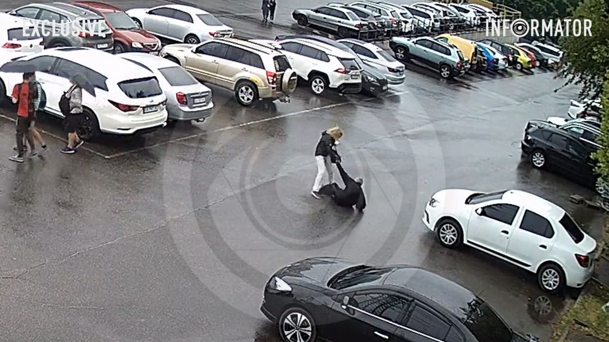 В Днепре возле ТЦ "Славутич" Mitsubishi наехал на пьяного мужчину, который лежал на парковке после 40-минутного "путешествия": видео момента