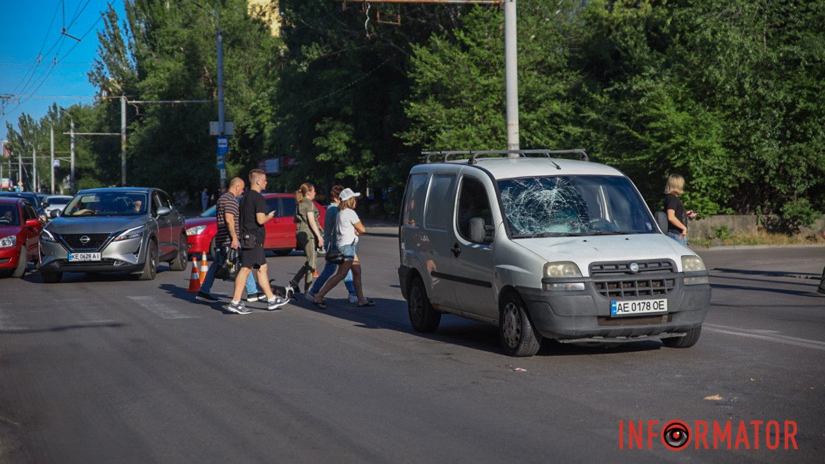 У Дніпрі на Калиновій поблизу пішохідного переходу Fiat збив чоловіка: постраждалий у лікарні