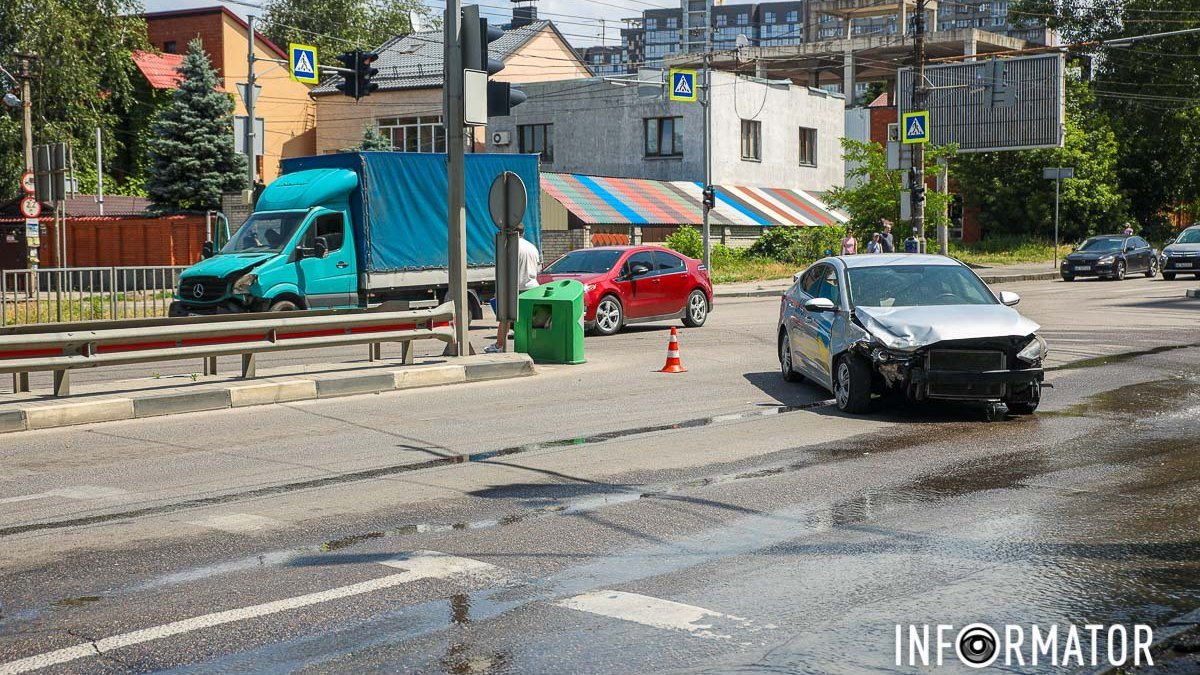 В Днепре на Запорожском шоссе Hyundai службы такси Uklon столкнулся с грузовиком Mercedes: движение затруднено