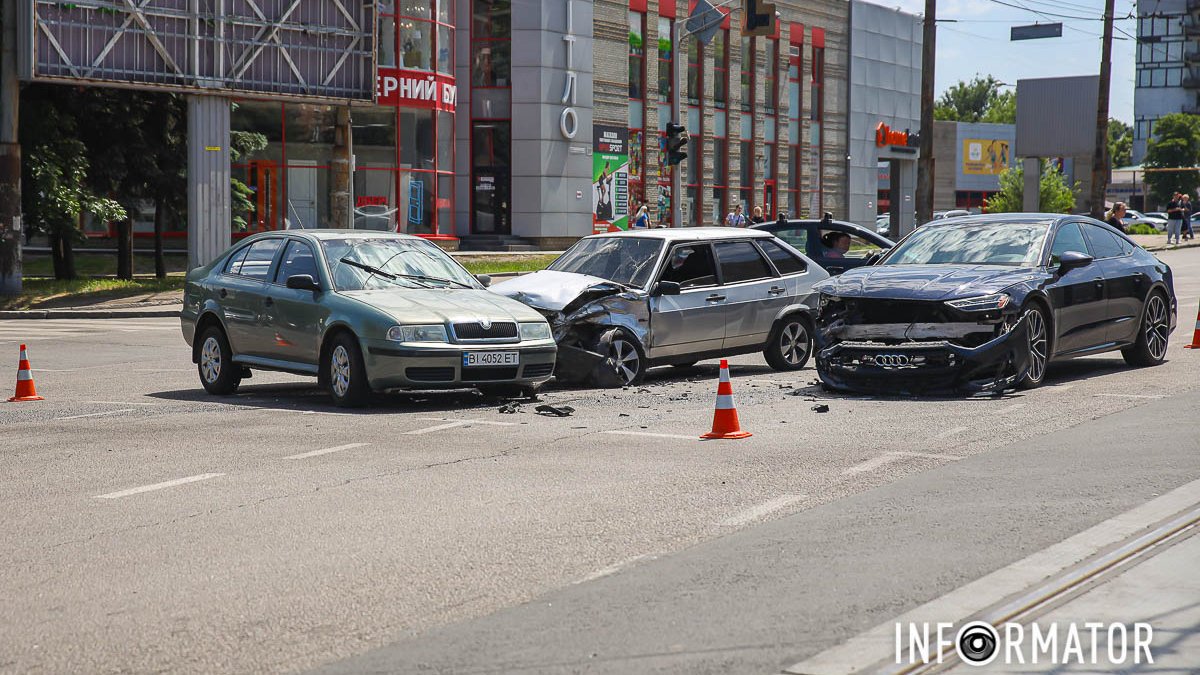 В Днепре на проспекте Богдана Хмельницкого столкнулись Skoda, Audi и ВАЗ