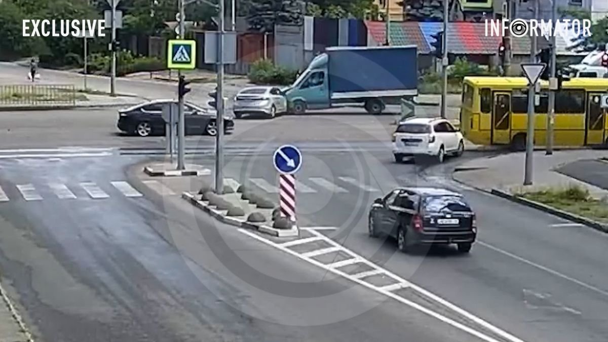 У Дніпрі на Запорізькому шосе зіткнулися Hyundai служби таксі Uklon і вантажний Mercedes: момент ДТП