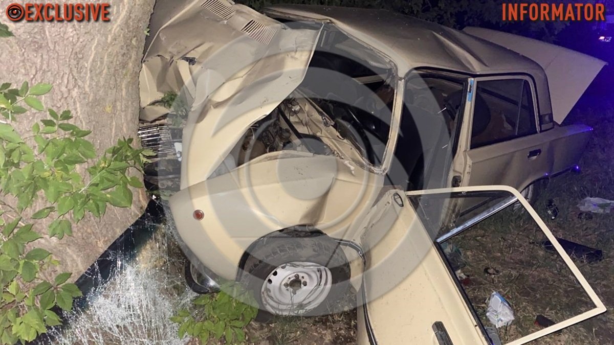 У Дніпрі на Богдана Хмельницького ВАЗ зіткнувся з вантажівкою Mercedes та врізався в дерево: водій загинув