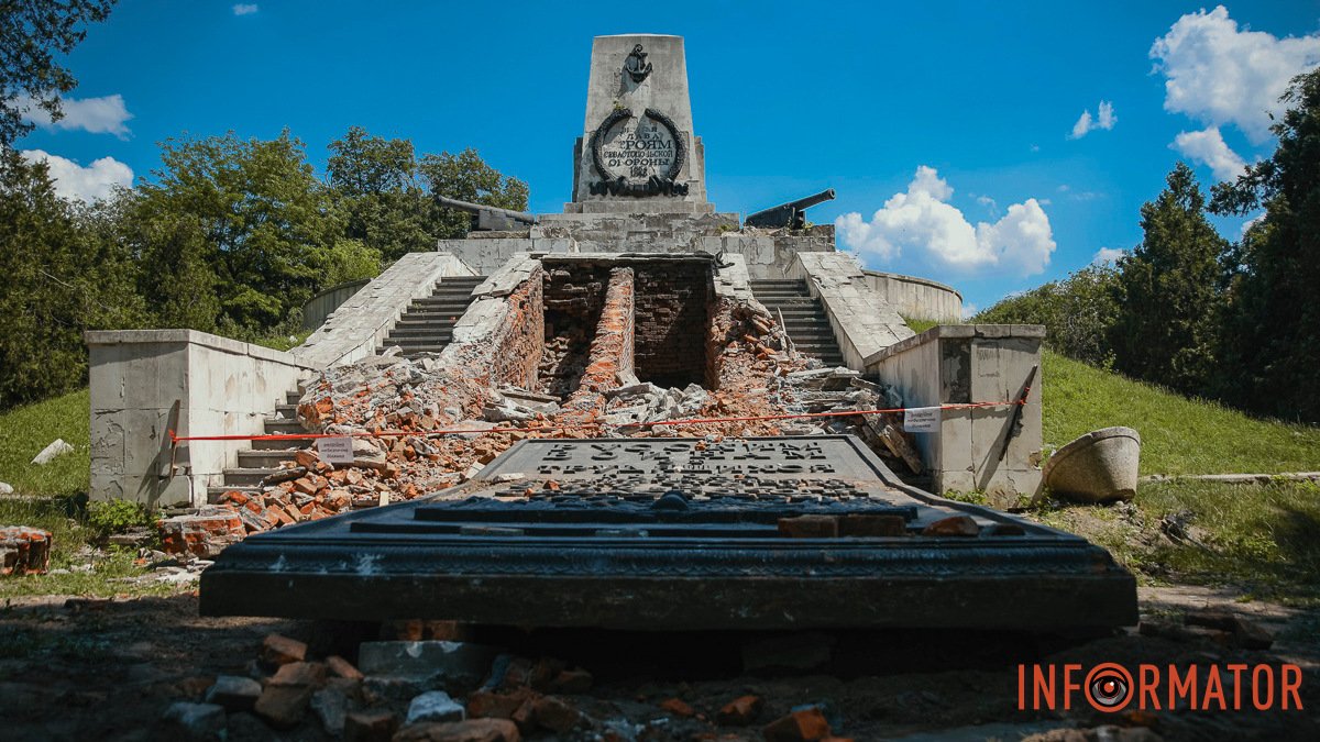 У Дніпрі у Севастопольському парку з братської могили частково демонтували надгробні елементи: у міськраді прокоментували, що з ними буде