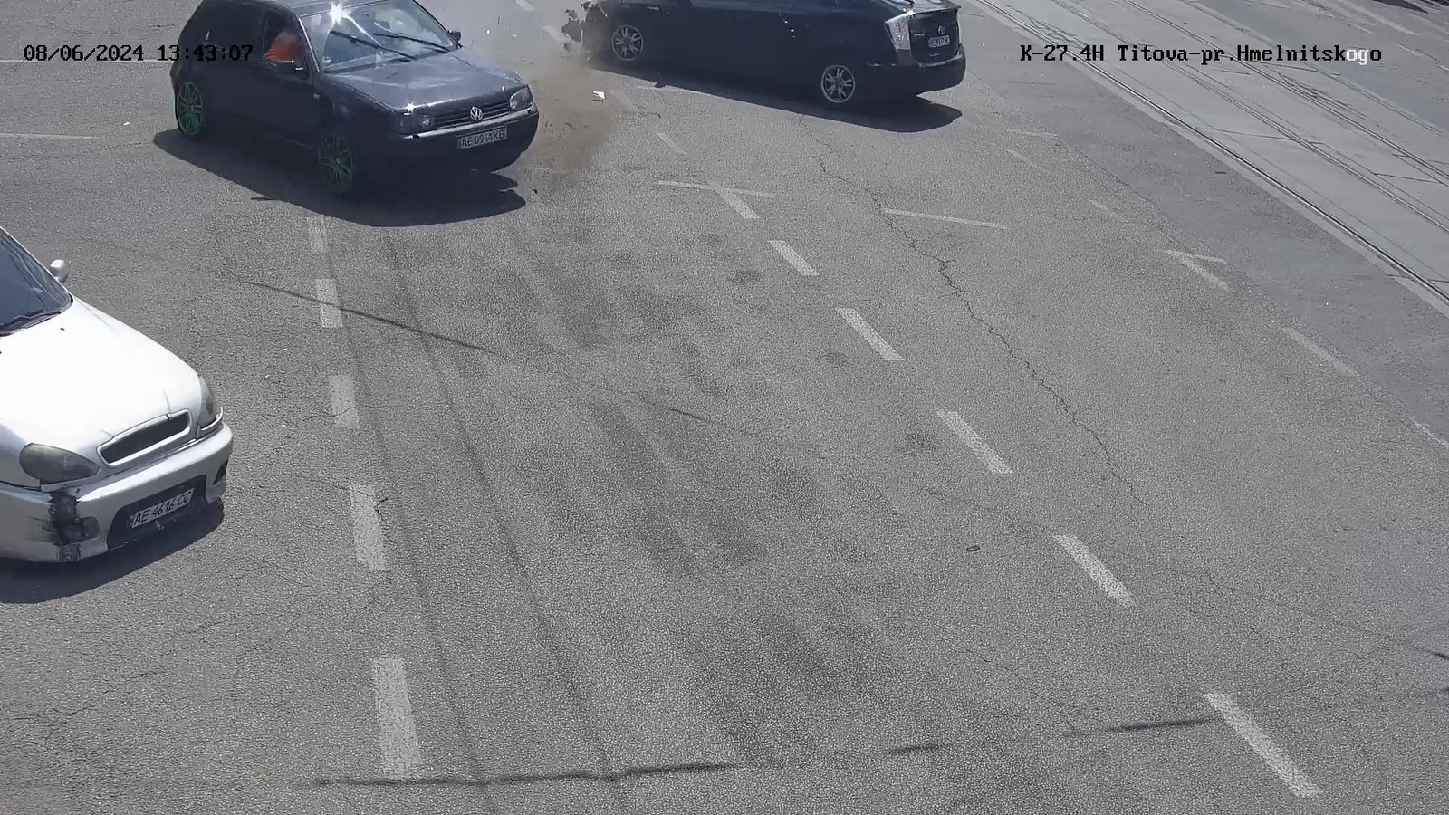 В Днепре на проспекте Богдана Хмельницкого столкнулись Toyota, Volkswagen и Mazda: видео момента