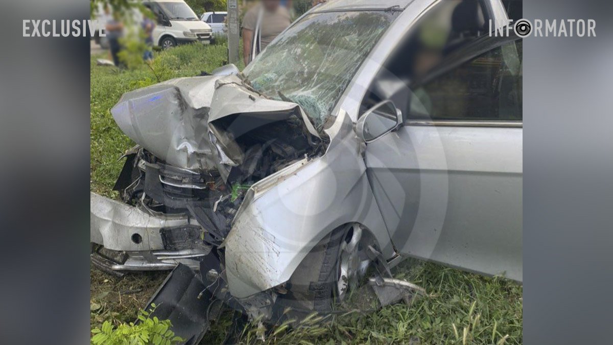 У Дніпровському районі Chery на швидкості врізався у дерево: водій загинув, пасажир - у лікарні