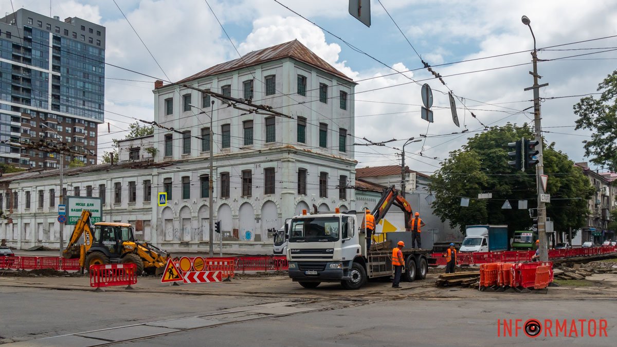 В Днепре начали ремонтировать трамвайные пути на улице Бандеры