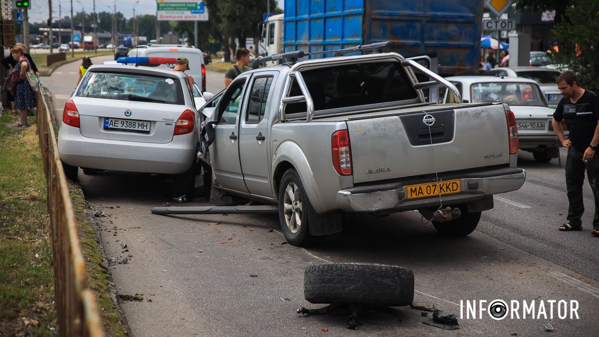 В Днепре на Донецком шоссе столкнулись Skoda, Nissan, Ford и Opel: движение затруднено