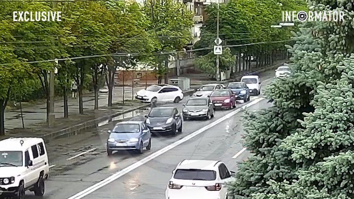 В Днепре на Сичеславской Набережной Renault после столкновения с Mazda вылетел на тротуар: момент ДТП