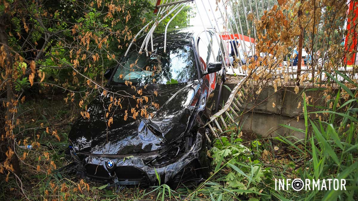 В Днепре пьяный сотрудник автокомплекса Pitline на BMW клиента пробил забор