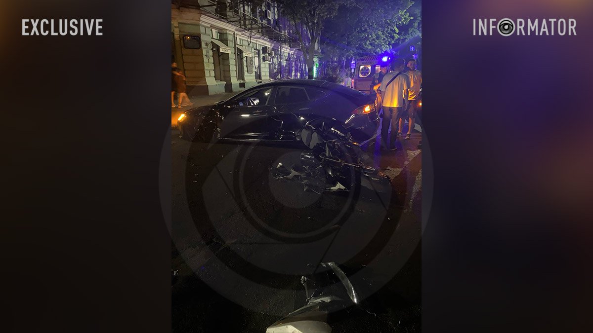 В Днепре возле Троицкой площади столкнулись Tesla и мотоциклист на Kawasaki: водителя двухколесного госпитализировали