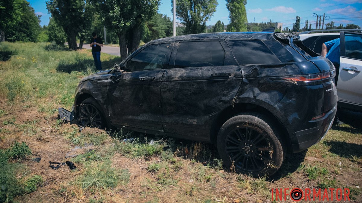 В Днепре на Курсантской Range Rover выехал на обочину и перевернулся на бок: водитель в больнице