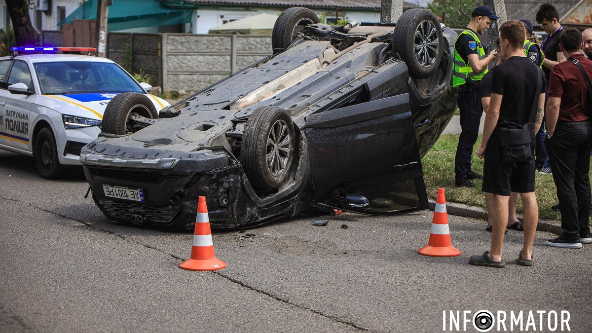 В Днепре на Карла Роде Toyota столкнулась с Honda и перевернулась на крышу: пассажирку Rav 4 госпитализировали