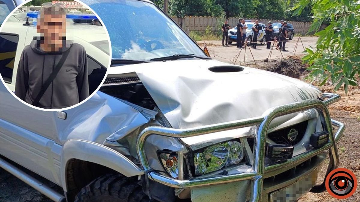 Водій втік з блокпосту у Дніпропетровській області та зіткнувся з припаркованою автівкою