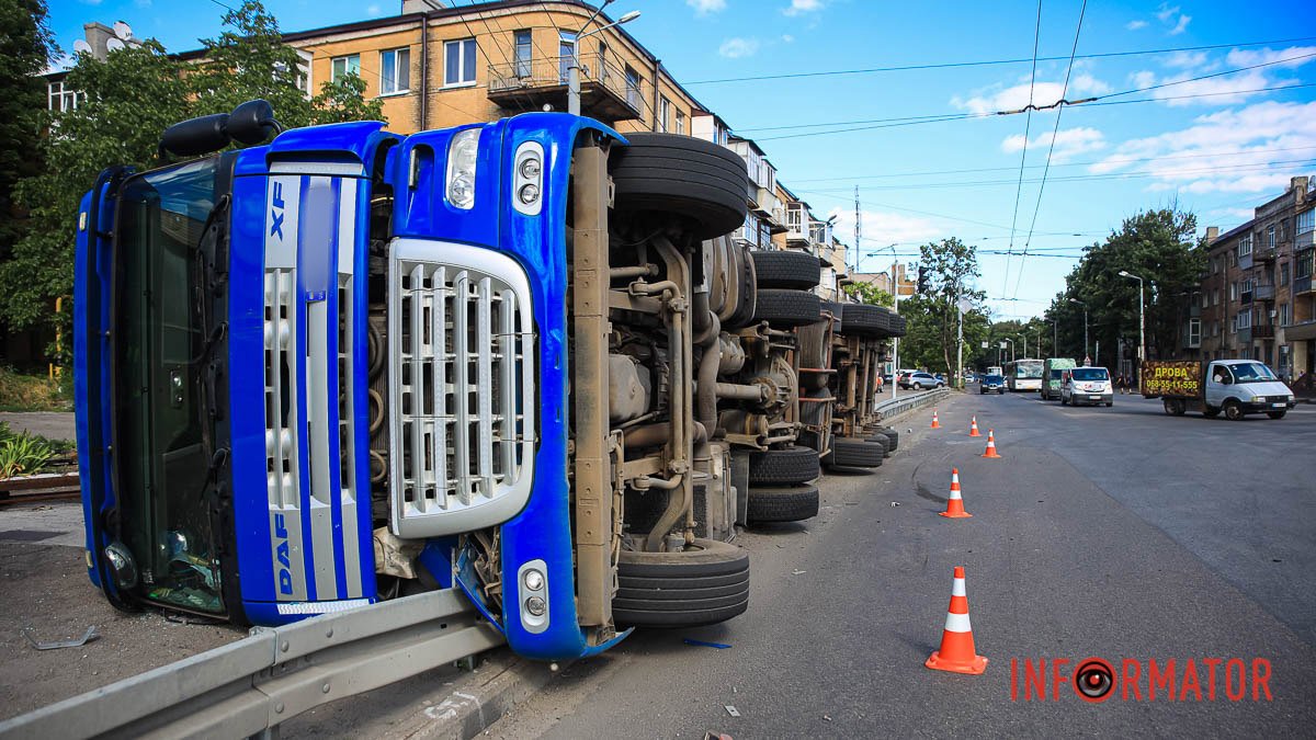 У Дніпрі на проспекті Сергія Нігояна перекинулась вантажівка з брухтом