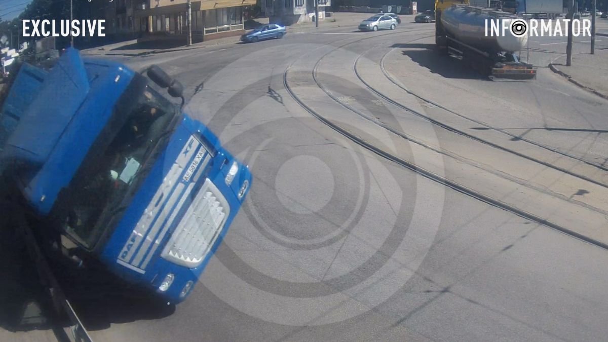 В Днепре на проспекте Сергея Нигояна перевернулся грузовик DAF с металлоломом: видео момента ДТП