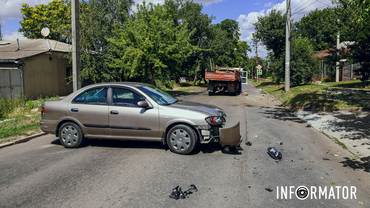 Движение перекрыто: в Днепре на Короленко столкнулись ГАЗ и Nissan, водителя легковушки госпитализировали