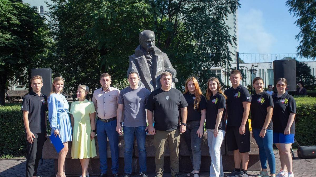 В Каменском ко Дню Конституции возложили цветы к памятнику Тарасу Шевченко