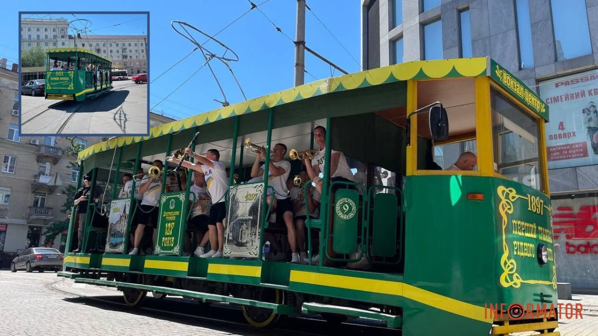 По улицам Днепра ездил ретро-трамвай в сопровождении настоящего оркестра: видео