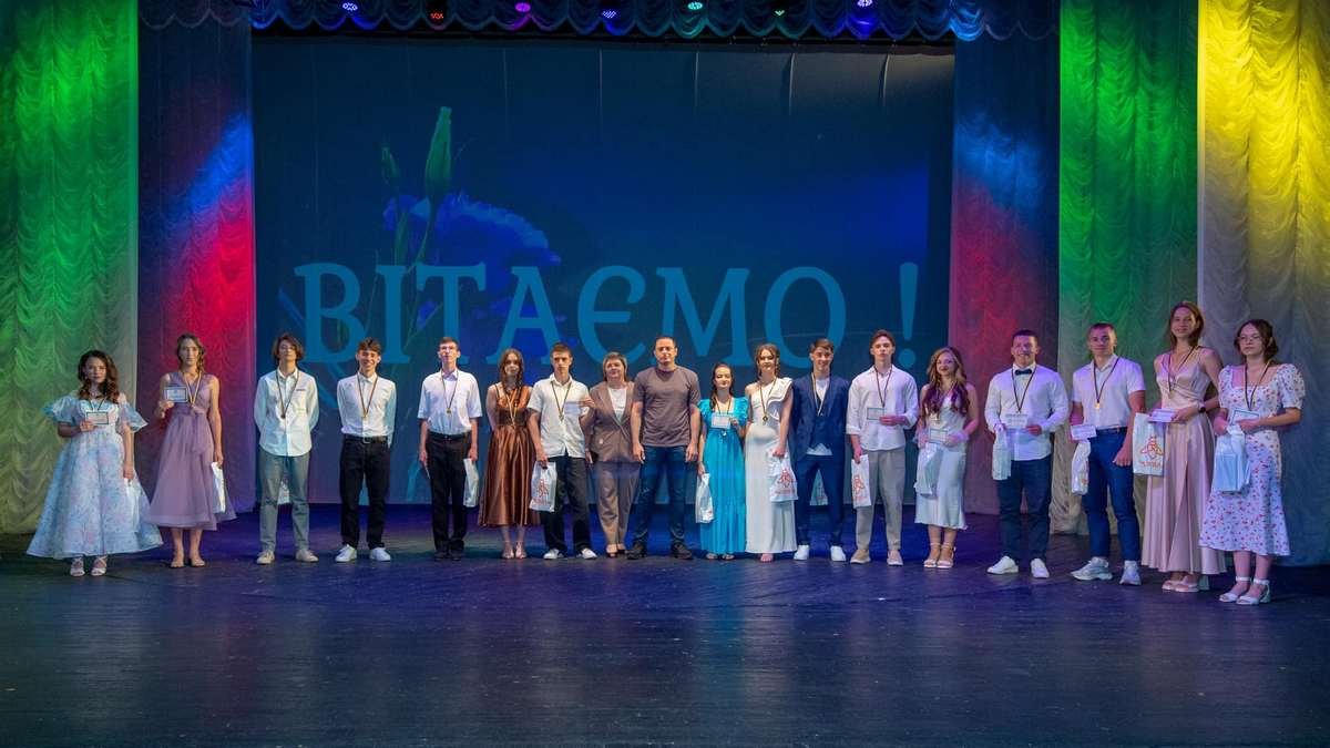 У школах Кам’янського проходять випускні вечори: молоді вручили медалі