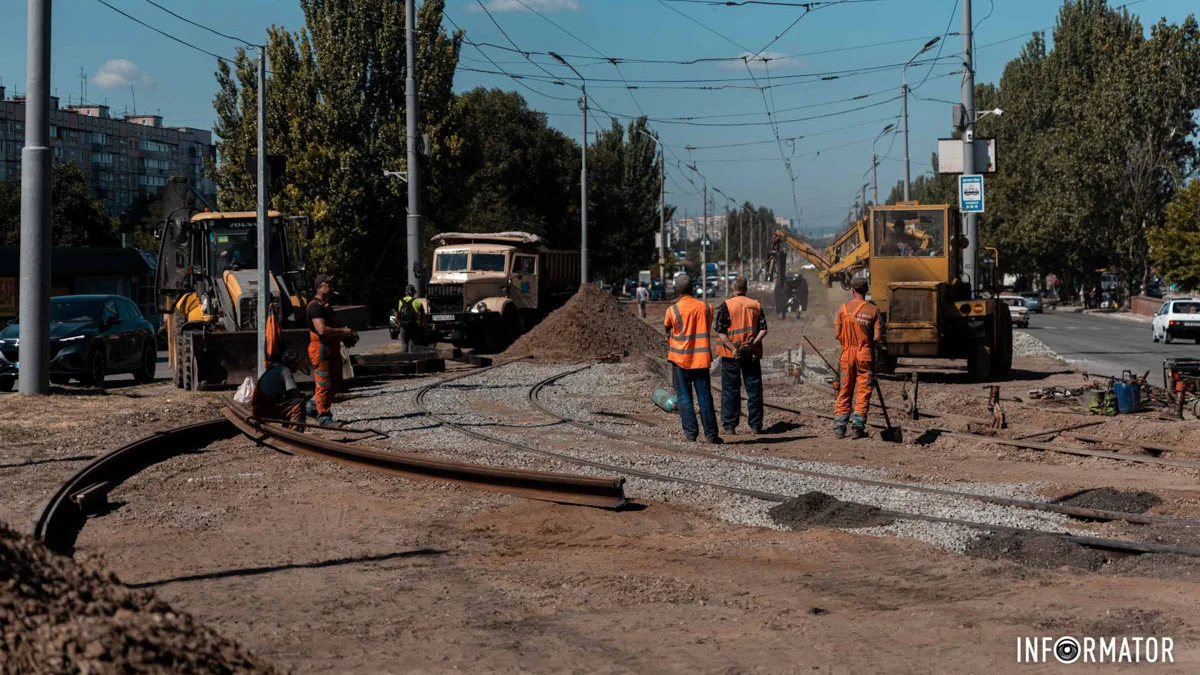 У Дніпрі ремонтують трамвайний переїзд на Донецькому шосе: трамваї №18 та №19 курсують інакше