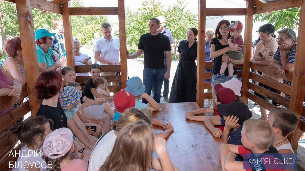 Покращать дитячий майданчик та встановлять надувний басейн: мер Кам’янського відвідав модульне містечко