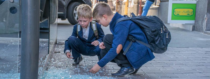 В центре Киева разбили остановку: дети играют с осколками