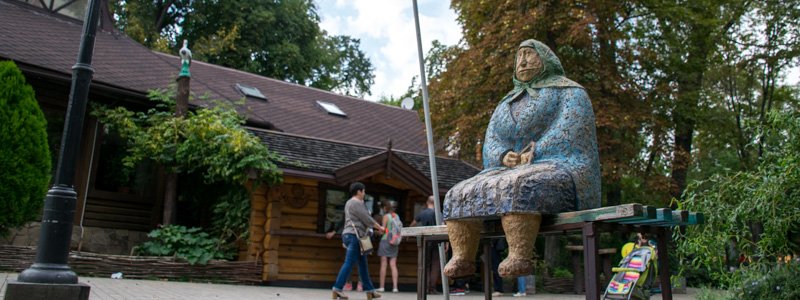 В парке Шевченко вандалы ограбили скульптуру бабушки