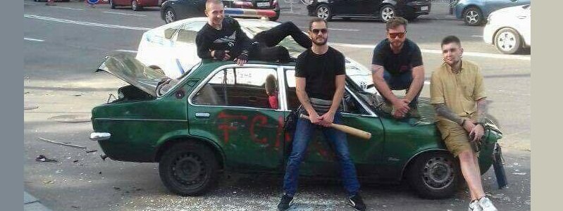 В Киеве группа молодых людей разбили машину