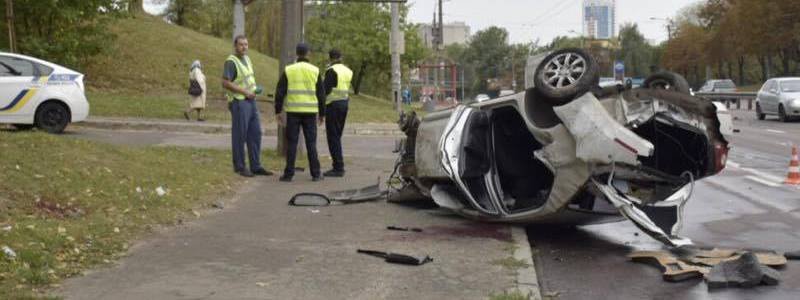 В Киеве на Куреневке перевернулся автомобиль
