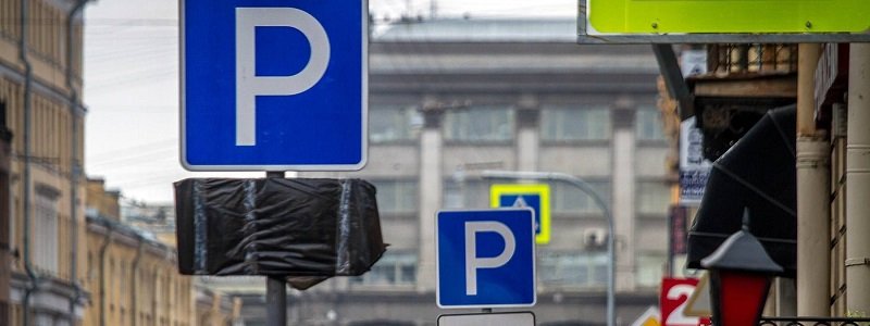 В центре Киева посреди проезжей части припарковали автомобиль