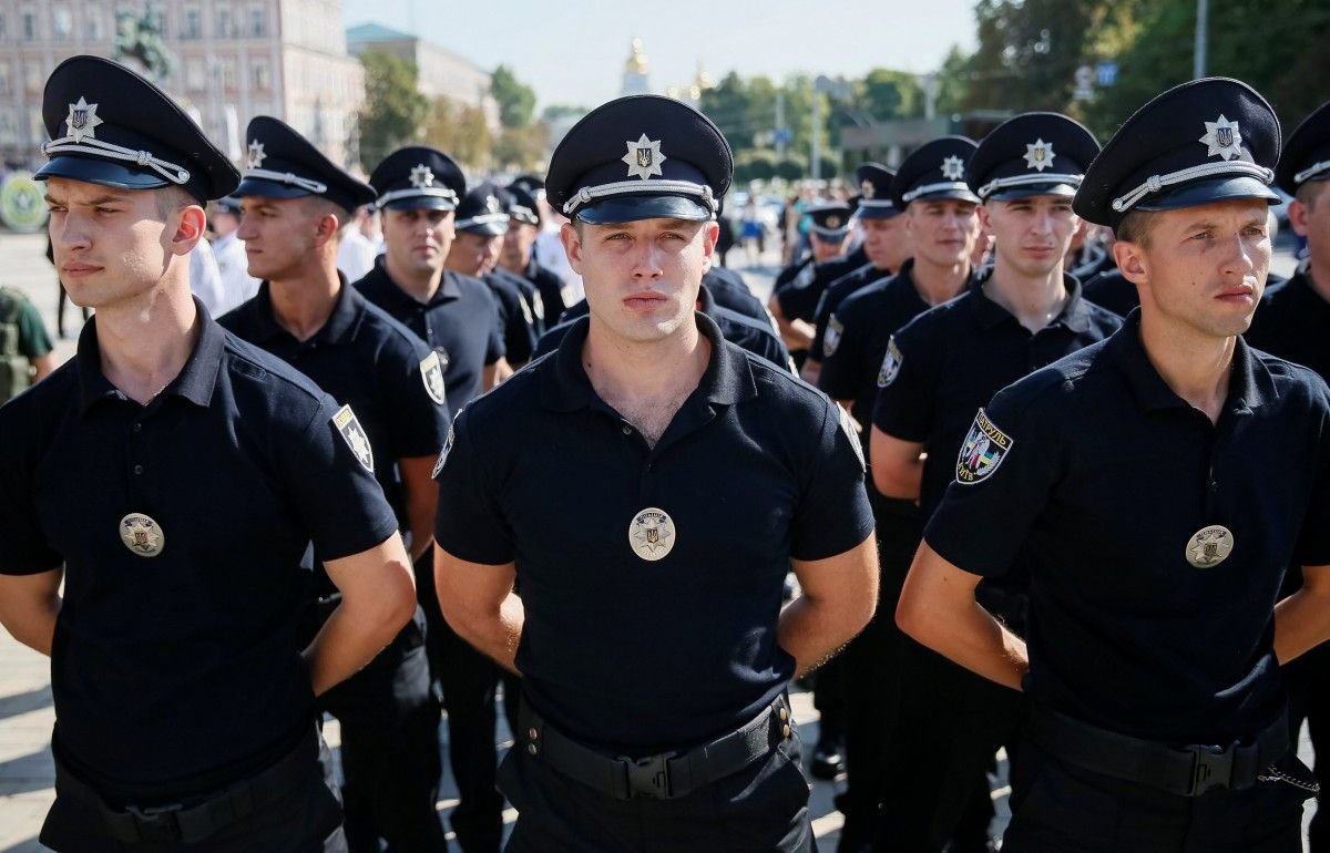 В Киеве полицию разделили по берегам Днепра