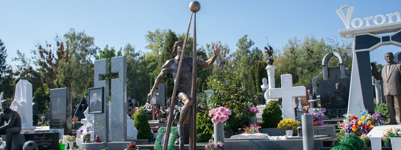 Шовковский, Михайличенко и легенды «Динамо» открыли памятник Гусину