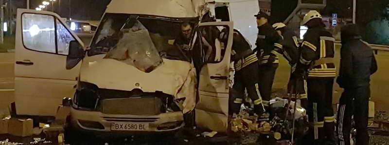 ДТП под Киевом: водителя зажало в кабине авто