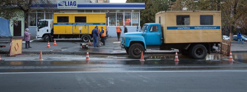 В Киеве возле "Шулявской" начался потоп из-за прорыва ветхих труб
