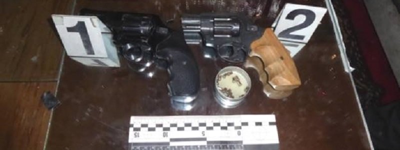 Киевлянину грозит 7 лет за домашний склад оружия и наркотиков