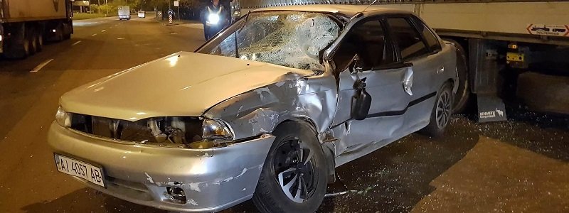 В Киеве водитель Subaru врезался в фуру