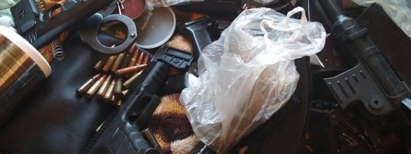 В квартире на Оболони полицейские обнаружили склад боеприпасов