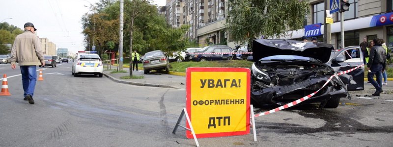В Киеве столкнулись BMW и Daewoo Lanos: погиб мужчина