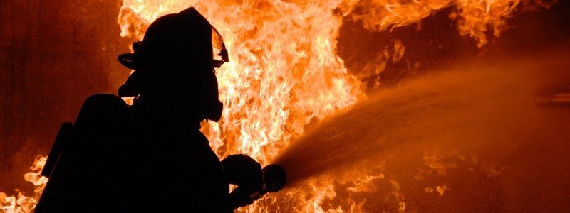 В Печерском районе спасатели вытащили из пожара двоих человек
