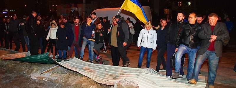 В Киеве разгромили скандальную заправку на улице Ревуцкого