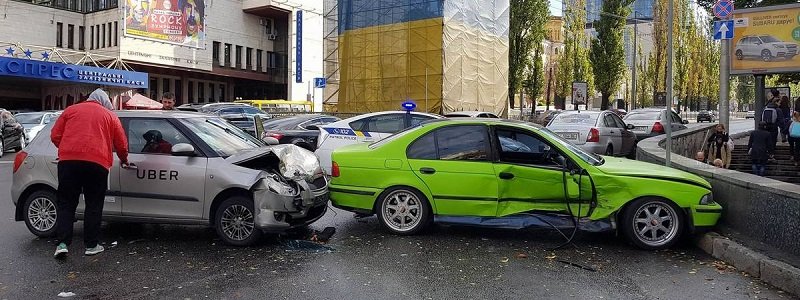 На бульваре Шевченко таксист «догнал» BMW: пострадали две женщины